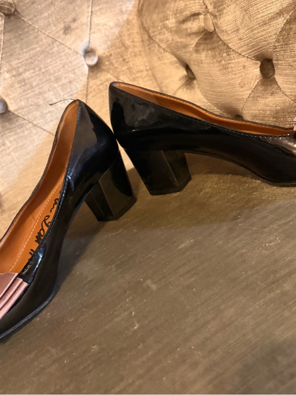 Vero Cuoio Black Patent Heels with Blush Bow Accent - Picture 2 of 5